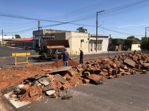 Prefeitura inicia obra de sarjet�o na Felipe Carmona com Dr. Taves e interdita tr�nsito no local