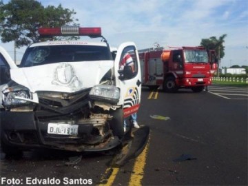 Ambul�ncia de OC se envolve em acidente com oito feridos