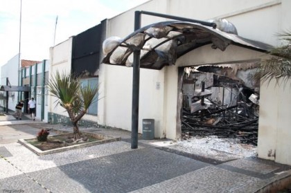 Fogo destruiu loja de produtos agropecu�rios em Adamantina (Foto: Maila Alves - Yvity Studio)