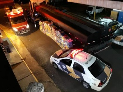 Droga estava em fundo falso de semirreboque (Foto: Pol�cia Rodovi�ria/Cedida)