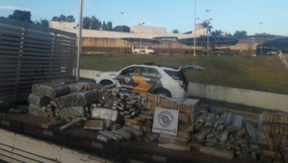 Caminh�o carregado de maconha foi abordado em Presidente Venceslau (Foto: Pol�cia Militar Rodovi�ria/Divulga��o)