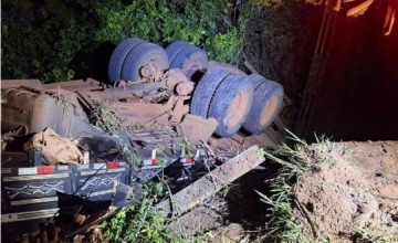 Martin�polis: Caminh�o carregado com 15 toneladas de mandioca tomba ao tentar passar em ponte de madeira