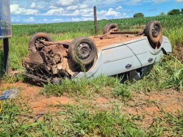 Motorista morre ap�s carro capotar em rodovia no interior de SP