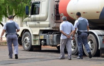 Piacatu: Dupla  flagrada e presa por furto de etanol de caminho