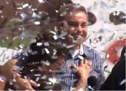 Gugu abra�a dona Terezinha no momento da entrega