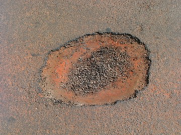 Eu rep�rter � Internauta reclama de buracos no bairro �lvaro Campoy