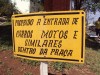 Placa localizada pr�xima de onde carros est�o estacionados