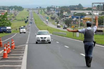 Mulher perde controle da dire��o e cai em ribanceira