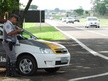 Tombamento de motocicleta na SP-294 em Pacaembu fere condutor e passageiro de Junqueir�pois