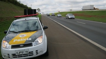 Rodovi�ria atende caso de engavetamento em Parapu�