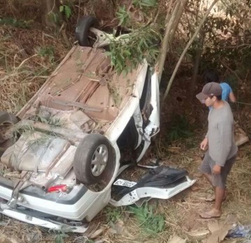 Carro vai parar no meio de bambus na vicinal Sagres-Osvaldo Cruz