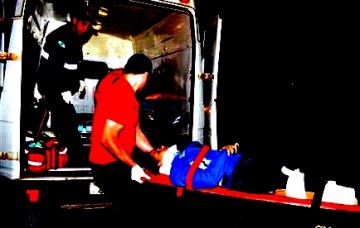 Ve�culo capota com tr�s a bordo em Adamantina