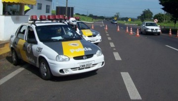 Motorista sai de pista e cai em barranco em Junqueir�polis