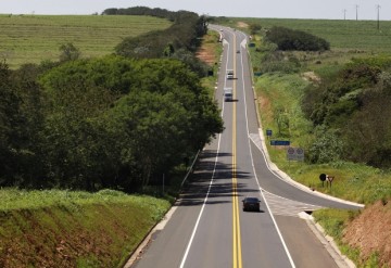 Motorista capota e bate ve�culo contra placa de sinaliza��o na SP-294, em Tupi Paulista