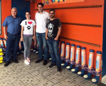 Supermercado Bandeiras, ONG Amo Patinhas e vereador Bitinha lanam projeto de comedouros pblicos para animais